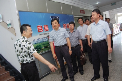2011年8月，时任浙江省委组织部副部长庄跃成视察天通